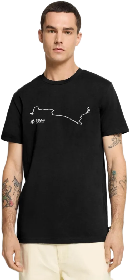Model im Premium Bio T-Shirt mit dem Motiv Sellajoch Straßenverlauf