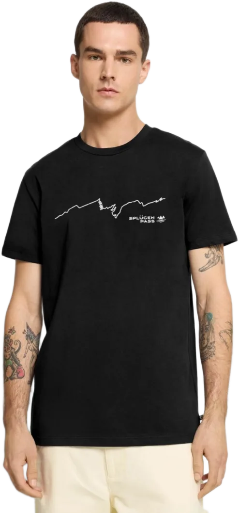 Model im Premium Bio T-Shirt mit dem Motiv Splügenpass Straßenverlauf